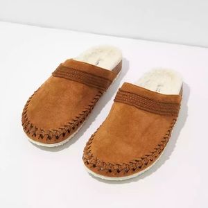 American Eagle (AE) Cozy Clog